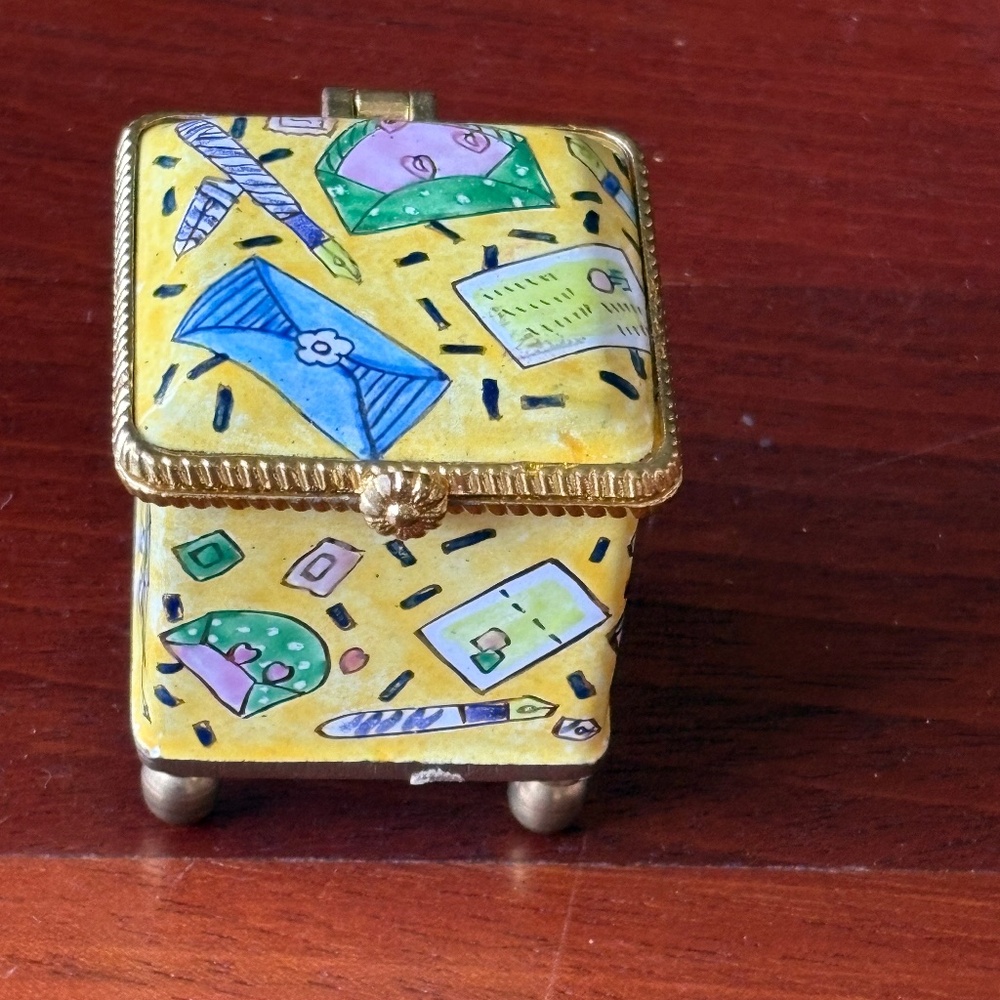 Vintage Empress Arts Enamel "Happy Mail" Stamp Box